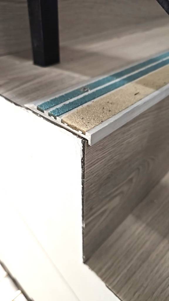 Stairnosing protecting the vinyl floor covering on staircases